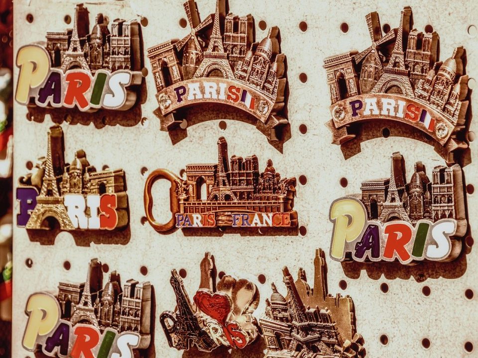 découvrez l'univers captivant des panneaux publicitaires emblématiques, qui ont marqué l'histoire de la publicité. explorez des designs légendaires et leur impact sur la culture visuelle moderne.